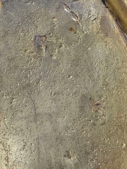 Boite de forme polylobée en argent.
Le couvercle...