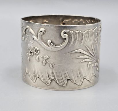 Rond de serviette en argent à décor de rocailles,...