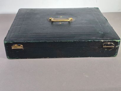 Coffret de ménagère avec couvercle au-dessus...