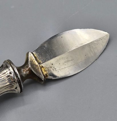 Ouvre lettre ou coupe papier en argent.
Manche...