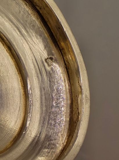 Coquetier sur pied en argent à décor guilloché.
Corps...
