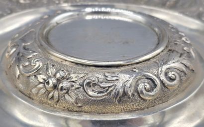 Plat à ombilic en argent de forme circulaire.
L'aile...