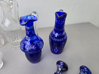 Crystal lot including : 
- 9 individual decanters....