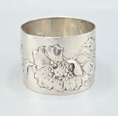 Rond de serviette en argent à décor ciselé...