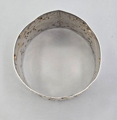 Rond de serviette en argent à décor de rocailles,...
