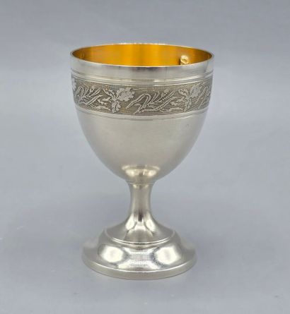 Coquetier en argent. 
Corps à frise feuillagée...