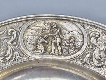 Plat à ombilic en argent de forme circulaire.
L'aile...
