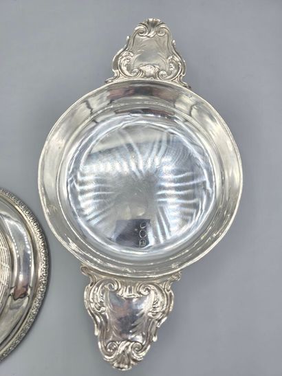 PARIS 1752
Écuelle couverte en argent dotée...