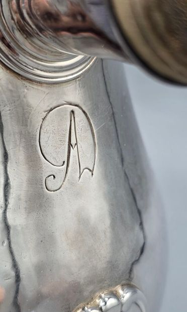 Paris 1773
Rare chocolatière en argent reposant...