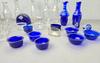 Crystal lot including : 
- 9 individual decanters....