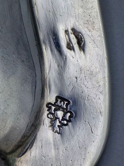 PARIS 1756
Plat rond / assiette en argent...