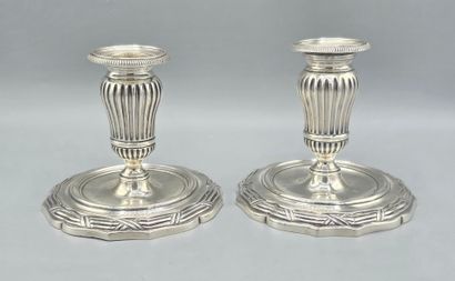 Paire de bougeoirs de toilette en argent....