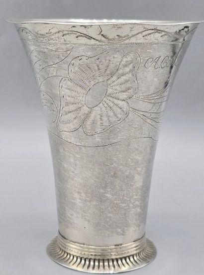 SUEDE, 1805.
Gobelet ou timbale de forme...