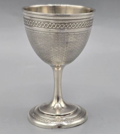 Coquetier sur pied en argent à décor guilloché.
Corps...