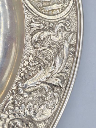 Plat à ombilic en argent de forme circulaire.
L'aile...