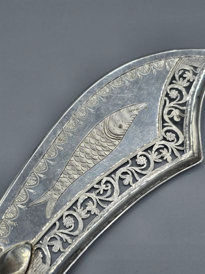 PARIS 1819-38
Grande pelle à poisson en argent....