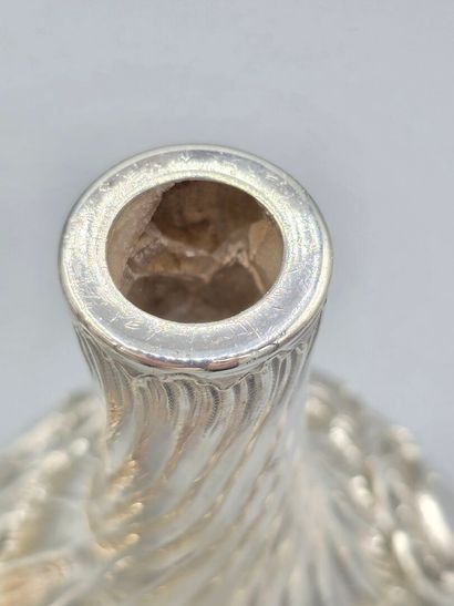 Paire de carafes en verre de forme balustre,...