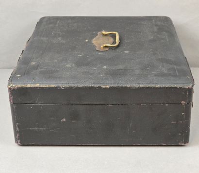 Coffret de ménagère au couvercle recouvert...