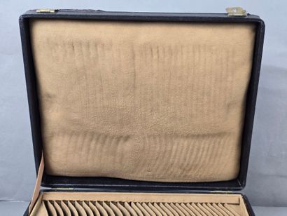 Coffret de ménagère au couvercle recouvert...