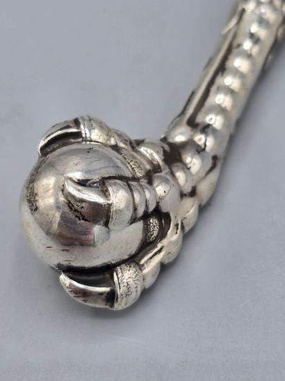 Ouvre lettre ou coupe papier en argent.
Manche...