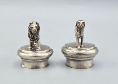 Paire de bouchons en argent, l'un surmonté...