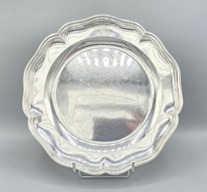 PARIS 1747
Plat en argent massif d'époque...