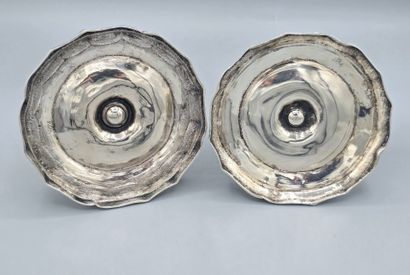 Paire de bougeoirs de toilette en argent....