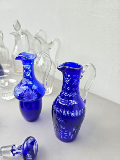 Crystal lot including : 
- 9 individual decanters....