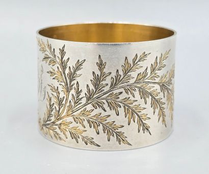 Rond de serviette en argent à décor de feuillage,...