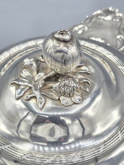 PARIS 1752
Écuelle couverte en argent dotée...