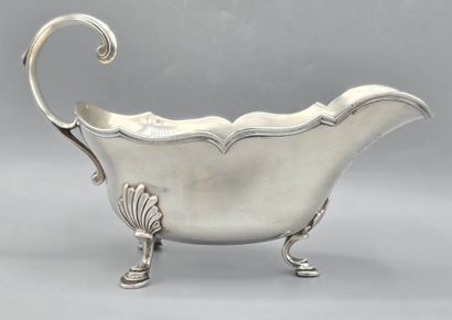 Saucière en argent reposant sur trois pieds...