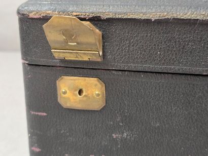 Coffret de ménagère au couvercle recouvert...