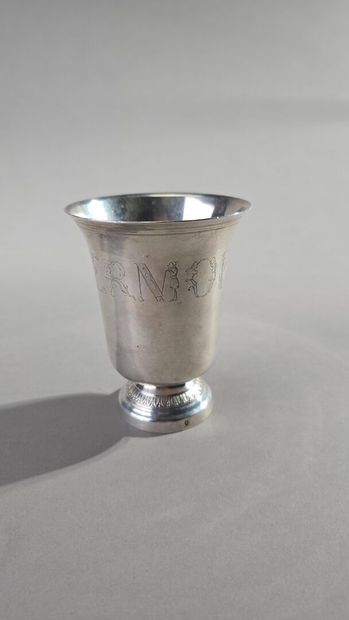 Timbale tulipe en argent.
Le corps gravé...