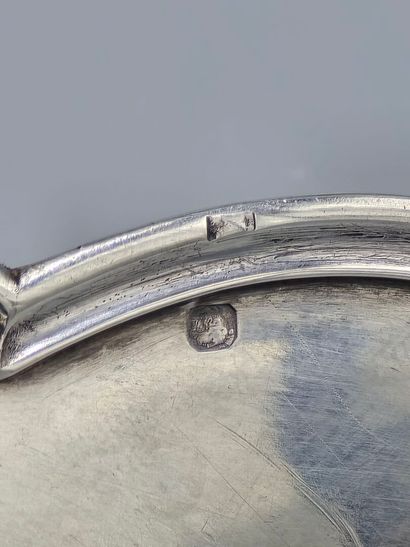 Saucière en argent reposant sur trois pieds...