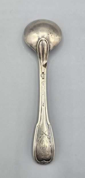 Grande louchette en argent, modèle filet-contour.
Dos...