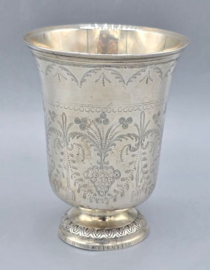 Timbale tulipe en argent à décor gravé de...