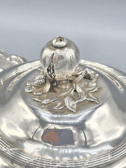 PARIS 1752
Écuelle couverte en argent dotée...
