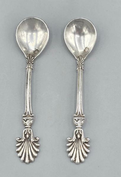 VAGUER.

Paire de pelles à sel en argent...