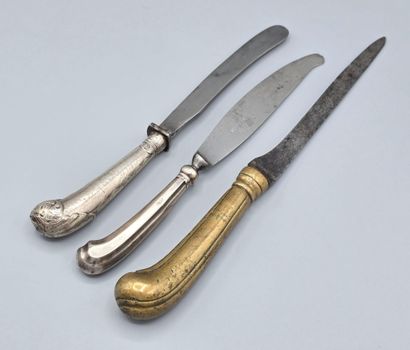 Réunion de trois couteaux aux manches formant...