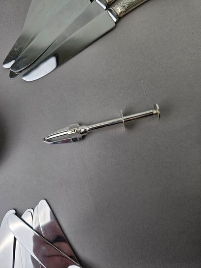 ORBRILLE
A Louis XV style silver-plated metal...