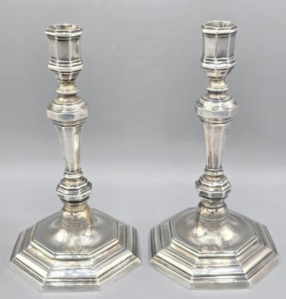 Deux flambeaux formant paire en argent du...