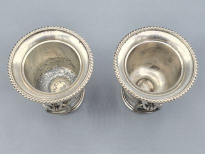 VINERS OF SHEFFIELD (ENGLAND)
Pair of silver-plated...