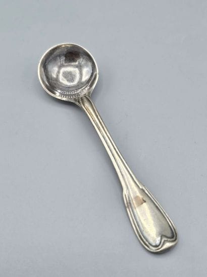 Grande louchette en argent, modèle filet-contour.
Dos...