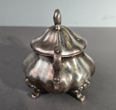 Sucrier couvert en argent de forme coloquinte.
Comprend...