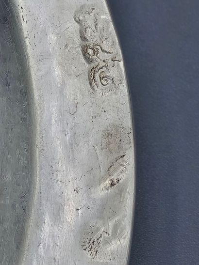 PARIS 1767 
Plat rond / Assiette en argent...