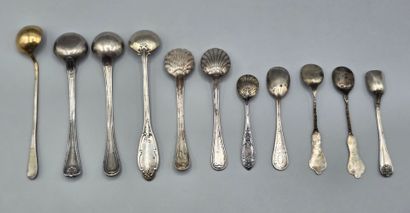 Lot de cuillères à sel et louchettes en argent....
