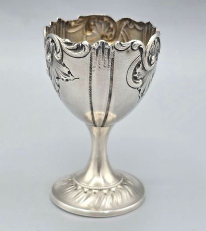 Coquetier en argent reposant sur un pied....