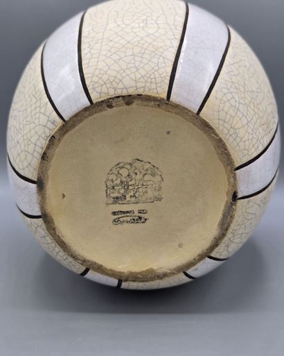 SAMARA
White crackled ceramic ball-shaped...