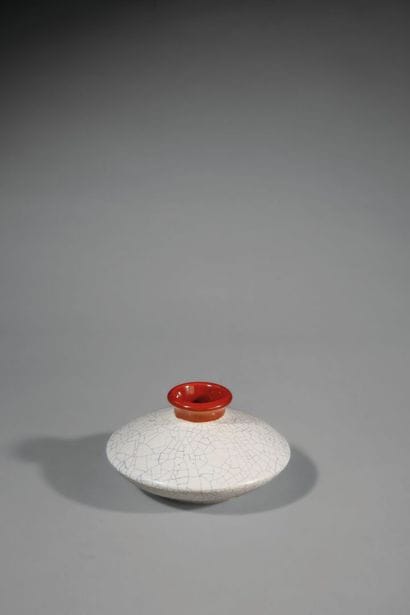 SAMARA
Ceramic vase with a flattened body...