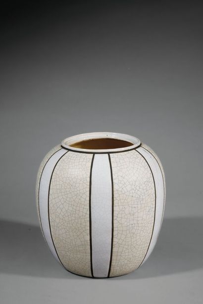 SAMARA
White crackled ceramic ball-shaped...